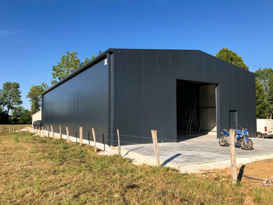 Ouvriers sur chantier de construction coulant du b&eacute;ton dans des coffrages en bois