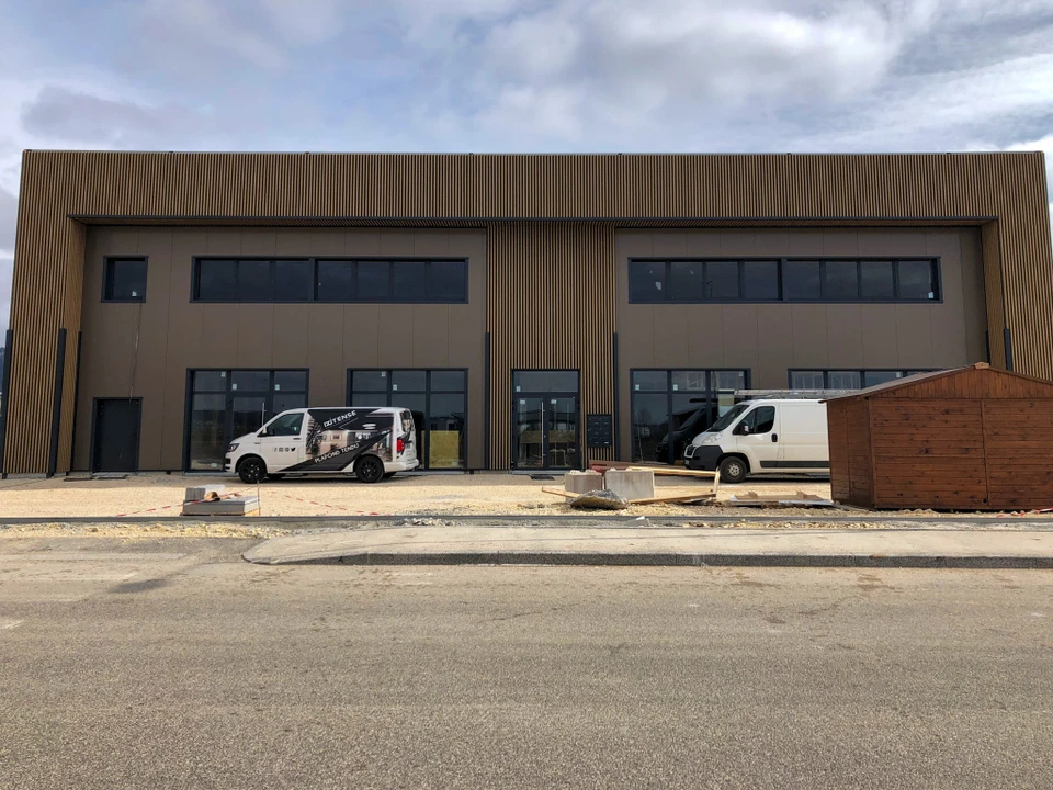 Chantier de construction extérieur avec échafaudage métallique