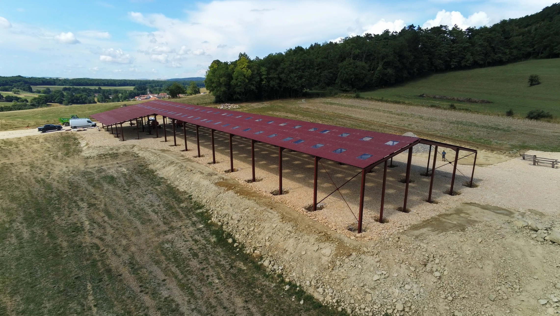 Un nouveau bâtiment d'usine est érigé sur un chantier de construction